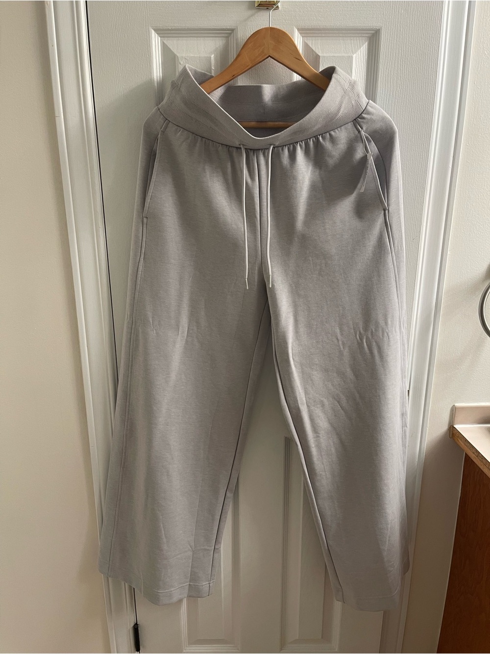 Old Navy Women’s Light Gray Drawstring Joggers